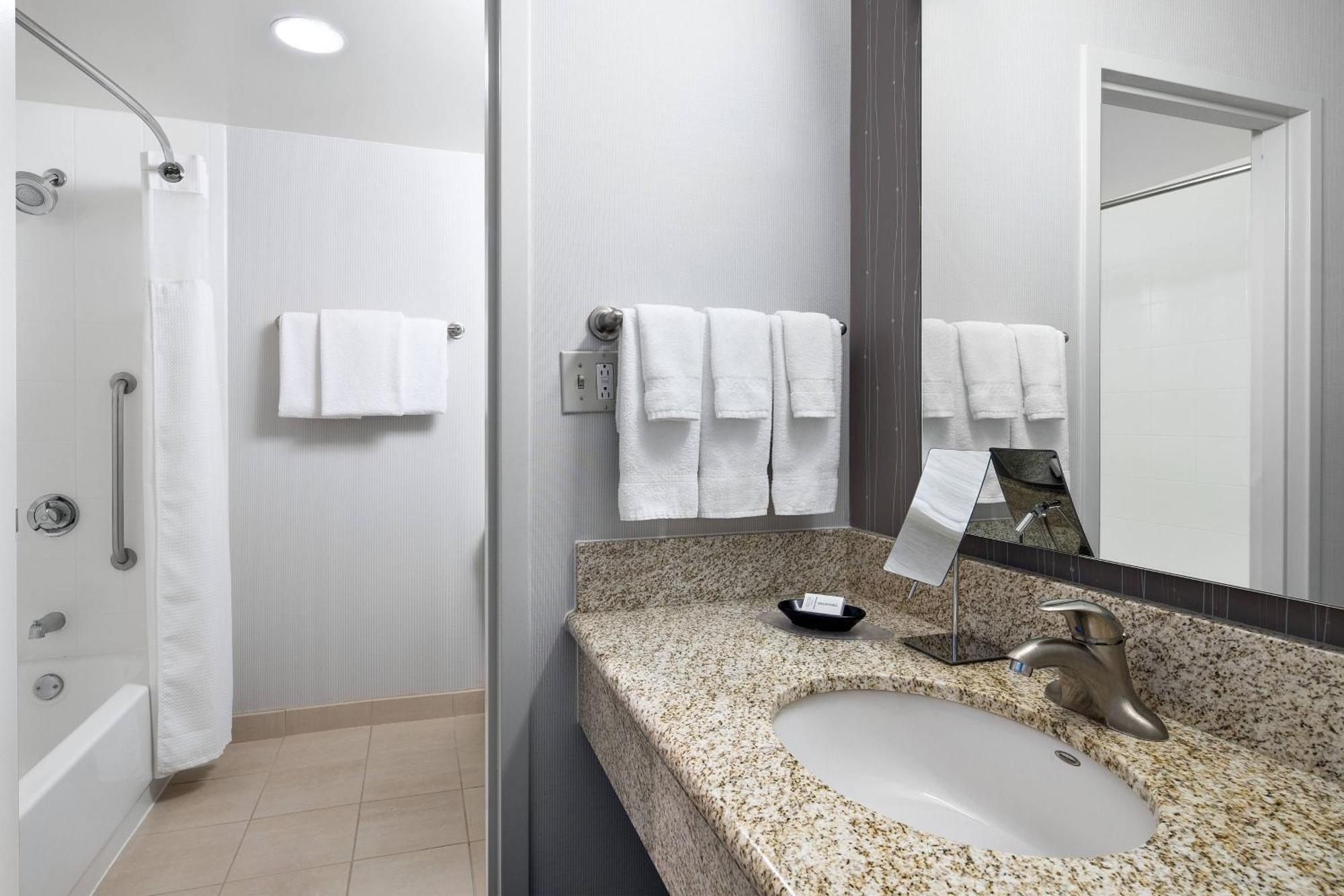 Courtyard By Marriott Pittsburgh Airport Ξενοδοχείο Coraopolis Εξωτερικό φωτογραφία