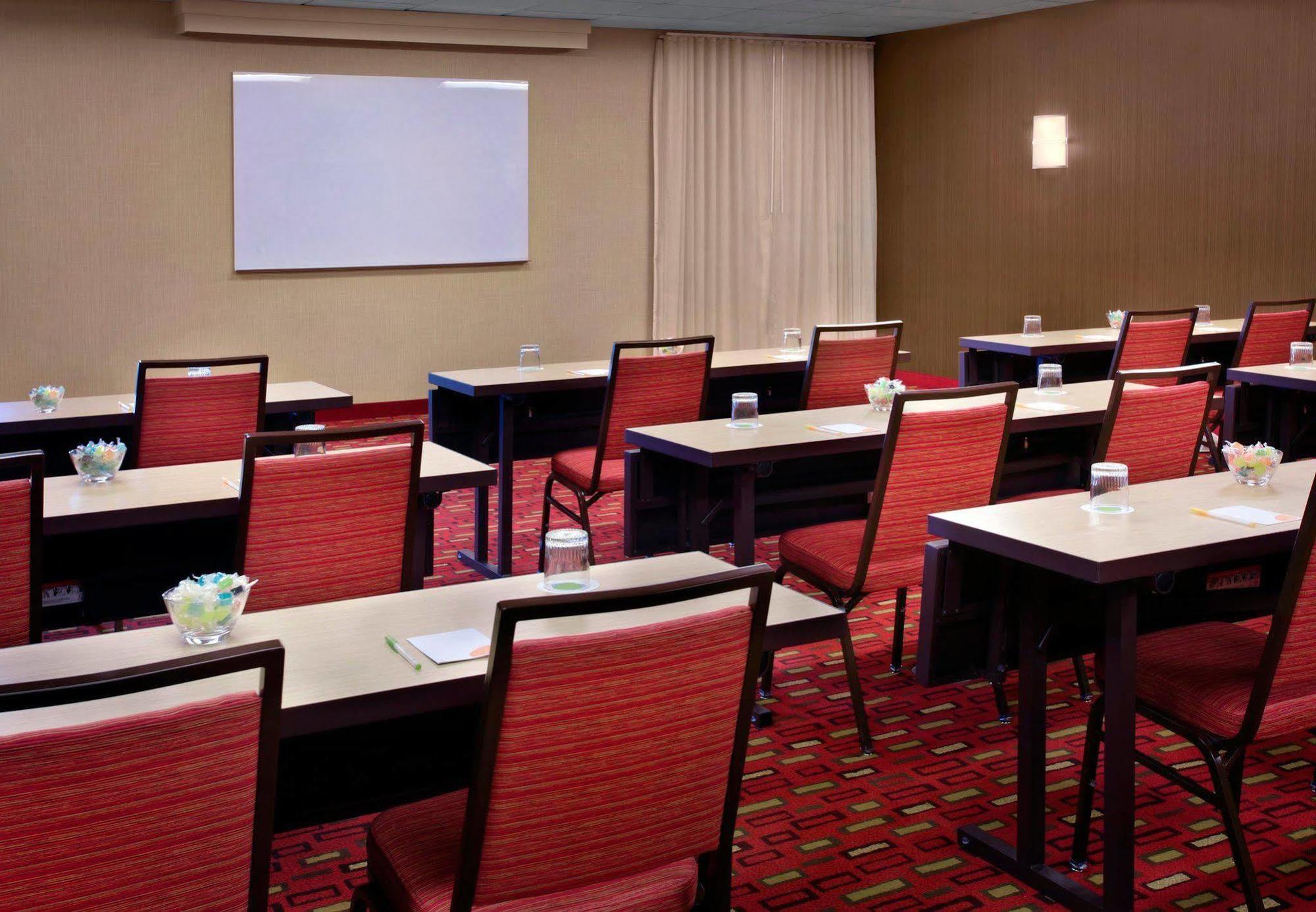Courtyard By Marriott Pittsburgh Airport Ξενοδοχείο Coraopolis Εξωτερικό φωτογραφία